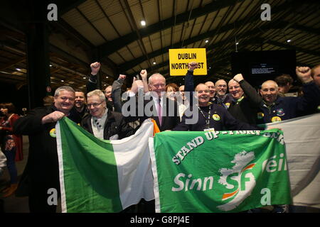 Martin McGuinness de Sinn Fein avec ses partisans au centre du décompte des élections du RDS à Dublin, Irlande, alors que l'élection générale 2016 compte se poursuit. Banque D'Images