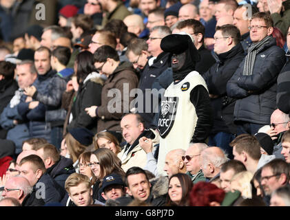 Wolverhampton Wanderers / Derby County - Sky Bet Championship - Molineux.Un fan du comté de Derby dans les stands pendant le match du championnat Sky Bet au Molineux, Wolverhampton. Banque D'Images