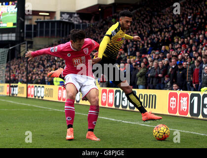 Charlie Daniel de Bournemouth et Etienne Capooue de Watford lors du match de la Barclays Premier League à Vicarage Road, Londres. Banque D'Images