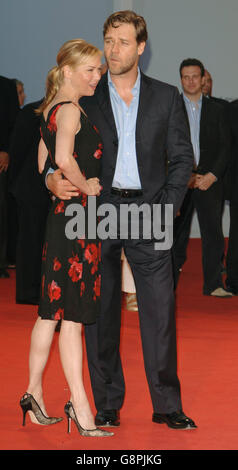 Renee Zellweger et Russell Crowe arrivent pour la première de Cendrillon Man, au Palazzo del Casino, à Venise, en Italie, le lundi 5 septembre 2005, lors de la PHOTO DE L'ASSOCIATION DE PRESSE du 62e Festival du film de Venise. Le crédit photo devrait se lire : Ian West/PA. Banque D'Images