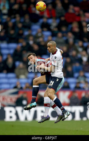 Darren Pratley (à droite) de Bolton Wanderers et David Jones Challenge de Burnley dans l'air Banque D'Images