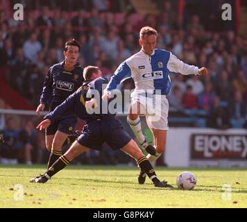 Les Lars Bohinen (à droite) de Blackburn Rovers esquivent un défi de Wimbledons Chris Perry (centre) Banque D'Images