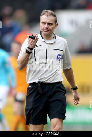 Wolverhampton Wanderers / Derby County - Sky Bet Championship - Molineux.L'arbitre Graham Scott Banque D'Images