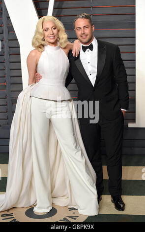 Lady Gaga et Taylor Kinney arrivent à la Vanity Fair Oscar Party à Beverly Hills, Los Angeles, CA, USA, le 28 février, 2016. APPUYEZ SUR ASSOCIATION photo. Date de la photo: Dimanche 28 février 2016. Voir l'histoire de PA SHOWBIZ Oscars. Le crédit photo doit être le suivant : PA Wire/PA Wire Banque D'Images