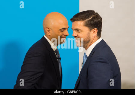 Du travail et des retraites Stephen Crabb (à droite) et d'affaires à la Secrétaire Sajid Javid LSF à Londres où M. Crabb a lancé sa campagne d'être chef du parti conservateur à la suite de la démission de la semaine dernière, le premier ministre après le référendum de l'Union européenne. Banque D'Images