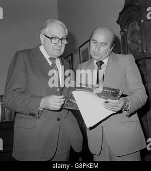 Le Premier ministre James Callaghan examine les notes de pochette d'un dossier de LP, fait par la bande de Stalybridge après qu'il lui a été présenté à la Chambre des communes par Tom Pendry (r), député de Stalybridge et Hyde. Banque D'Images