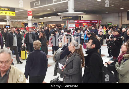 PASSAGERS DE MEILLEURE QUALITÉ DISPONIBLES à l'aéroport de Gatwick dans West Sussex, car des dizaines de vols ont été retardés et détournés lorsque la piste de l'aéroport a été fermée en raison d'un déversement présumé d'huile. Banque D'Images