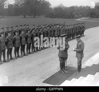 Le roi George V - Manchester Regiment - Buckingham Palace, Londres Banque D'Images