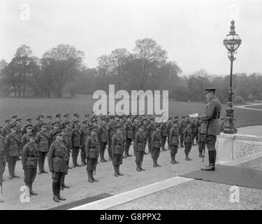 Le roi George V - Manchester Regiment - Buckingham Palace, Londres Banque D'Images