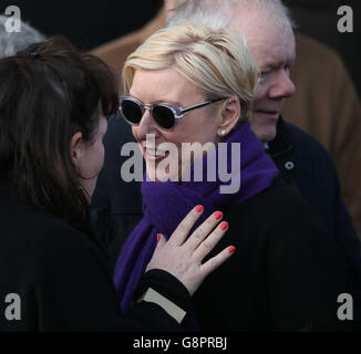 Moya Doherty aux funérailles de feu l'acteur Frank Kelly, mieux connu pour son rôle de Père Jack dans la série télévisée à succès Père Ted, à l'église des anges gardiens, Blackrock Dublin. Banque D'Images