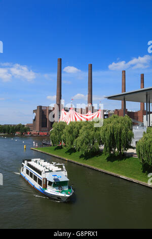 Wolfsburg, bateau de croisière sur le canal devant Miitelland station d'alimentation de l'usine Volkswagen, Basse-Saxe, Allemagne, Europe Banque D'Images