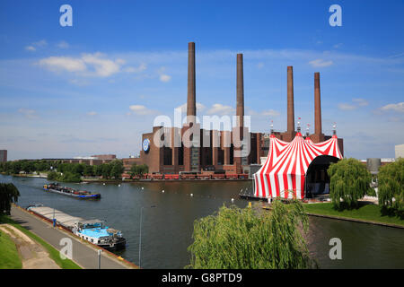 Wolfsburg, la centrale électrique de l'usine Volkswagen et à l'Autostadt canal Mittelland, Basse-Saxe, Allemagne, Europe Banque D'Images