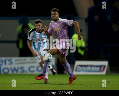 Huddersfield Town v Reading - championnat de pari de ciel - Stade John Smith.Michael Hector de Reading et Nahki Wells de la ville de Huddersfield sont en action Banque D'Images