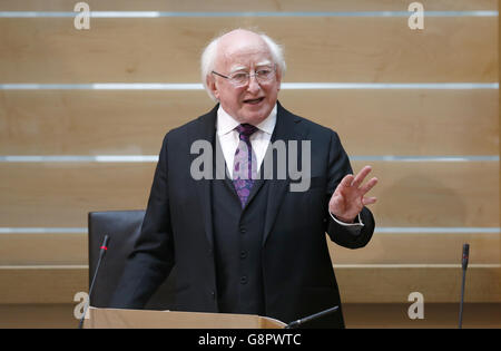 Le président irlandais Michael D. Higgins dans le MSPs adresses chambre principale du Parlement écossais à Édimbourg au troisième jour de sa visite officielle en Ecosse. Banque D'Images