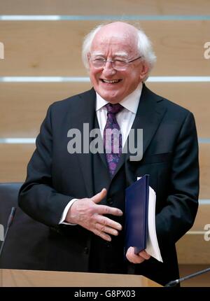 Le président irlandais Michael D. Higgins dans le MSPs adresses chambre principale du Parlement écossais à Édimbourg au troisième jour de sa visite officielle en Ecosse. Banque D'Images