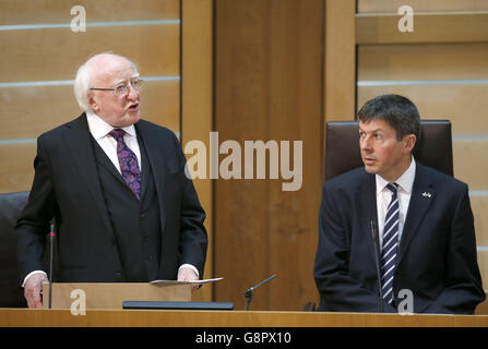 Le président irlandais Michael D. Higgins (gauche) traite de la chambre principale de moyenne envergure du parlement écossais à Édimbourg en tant que Président d'écoute Ken Macintosh, le troisième jour de sa visite officielle en Ecosse. Banque D'Images