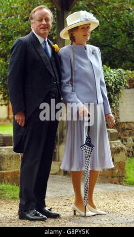 Andrew Parker Bowles arrive avec son épouse pour le mariage de son fils Tom Parker Bowles qui épouse la fiancée Sara Buys à l'église St Nicholas, Rotherfield Grays, près de Henley-on-Thames le samedi 10 septembre 2005. Voir l'histoire de PA ROYAL ParkerBowles. APPUYEZ SUR ASSOCIATION photo. Le crédit photo devrait se lire: Johnny Green/PA Banque D'Images