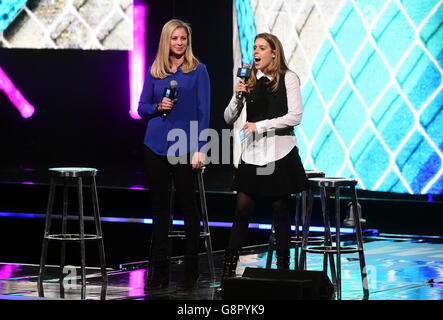 Holly Branson (à gauche) et la princesse Beatrice de York sur scène lors de l'événement et du concert caritatifs de We Day au Royaume-Uni, le SSE Arena, Arena Square, Engineers Way, Londres. APPUYEZ SUR ASSOCIATION photo. Date de la photo: Mercredi 9 mars 2016. Voir l'histoire de PA SHOWBIZ WEDAY. Le crédit photo devrait se lire comme suit : Ian West/PA Wire Banque D'Images