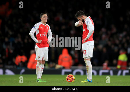 Mesut Ozil et Olivier Giroud (à droite) d'Arsenal se sont déprimés après avoir donné leur deuxième but du match lors du match de la Barclays Premier League au stade Emirates, Londres. Banque D'Images