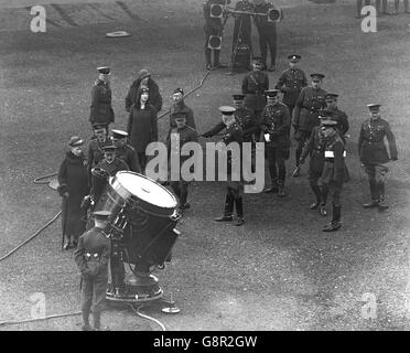 Le dernier type de projecteur est inspecté par le roi George V et la reine Mary à Aldershot. Banque D'Images