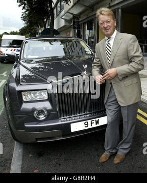 Le promoteur de boxe Frank Warren avec son Rolls Royce garée à l'extérieur du Park Plaza Hotel, Cardiff, jeudi 8 septembre 2005, à la suite d'une conférence de presse faisant la promotion d'Amir Khan et du champion du monde Super-Middlewhuit Joe Calzaghe à l'arène internationale de Cardiff samedi. APPUYEZ SUR ASSOCIATION photo. Le crédit photo devrait se lire: Nick Potts/PA. Banque D'Images