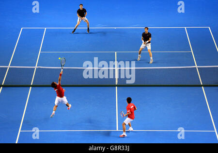 Jamie et Andy Murray (en haut à droite) en action contre Yoshihito Nishioka et Yasutaka Uchiyama du Japon pendant la deuxième journée de la coupe Davis, Groupe mondial, première partie du match à la Barclaycard Arena, Birmingham. Banque D'Images