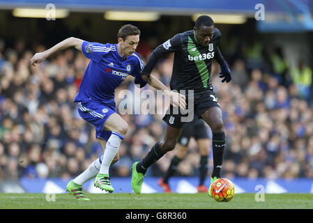 Nemanja Matic de Chelsea (à gauche) et Giannelli Imbula de Stoke City se battent pour le ballon lors du match de la Barclays Premier League à Stamford Bridge, Londres. Banque D'Images