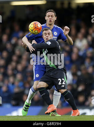 Nemanja Matic de Chelsea (à gauche) et Xherdan Shaqiri de Stoke City en action pendant le match de la Barclays Premier League à Stamford Bridge, Londres. Banque D'Images