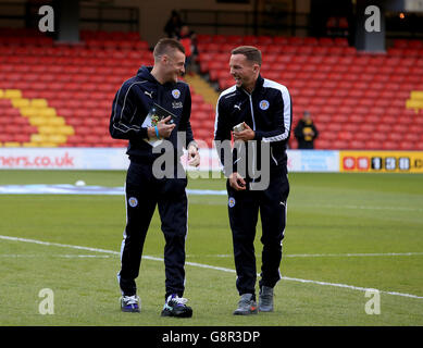 Jamie Vardy de Leicester City (à gauche) et Daniel Drinkwater sur le terrain avant le match de la Barclays Premier League à Vicarage Road, Londres. Banque D'Images