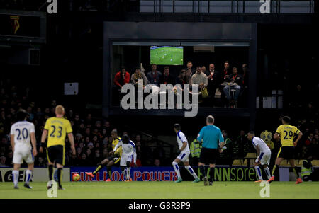 Une vue d'ensemble de l'action du match en tant que fans dans un aperçu de boîte pendant le match de la Barclays Premier League à Vicarage Road, Londres. Banque D'Images