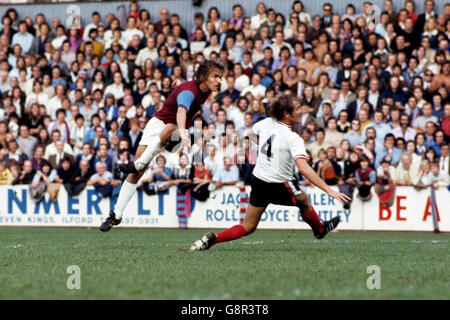 Football - football League Division One - West Ham United v Sheffield United - Upton Park.Billy Jennings (l), de West Ham United, tire sur une balle Banque D'Images