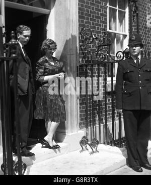 Lady Douglas-Home et son fils David se tiennent à la porte de la rue Downing no 10 pour voir Sir Alec Douglas-Home, le premier ministre, à l'aéroport de londres aujourd'hui. Sir Alec part pour assister demain aux funérailles de M. Jawarharlal Nehru, Premier ministre indien, à New Dehli. Banque D'Images