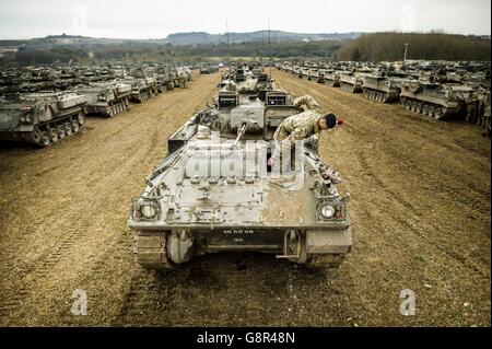 Un soldat du 1er Bataillon des premiers Fusiliers monte dans un char de Scimitar alors que la 3e (UK) Division prend part à l'exercice TRACTABLE 2016 sur la plaine de Salisbury, Wiltshire, Qui est conçu pour tester la capacité du Groupe de travail blindé principal (GATF) de la Division à se déployer des casernes via une zone de transit centralisée, vers les points d'embarquement aériens et maritimes. Banque D'Images