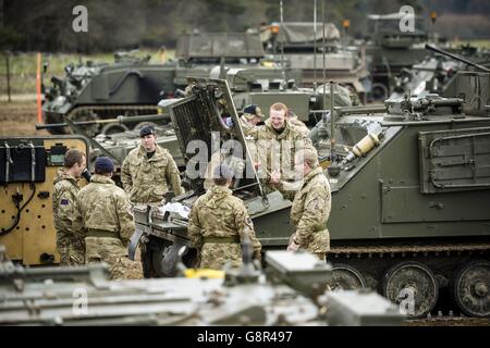 Les soldats terminent l'entretien de routine de leurs chars alors que la 3e Division (Royaume-Uni) participe à l'exercice TRACTABLE 2016 sur la plaine de Salisbury, Wiltshire, Qui est conçu pour tester la capacité du Groupe de travail blindé principal (GATF) de la Division à se déployer des casernes via une zone de transit centralisée, vers les points d'embarquement aériens et maritimes. Banque D'Images