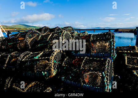 Le homard, Cray et les casiers empilés sur la jetée de Portmagee, dans le comté de Kerry en Irlande, l'Europe. Banque D'Images