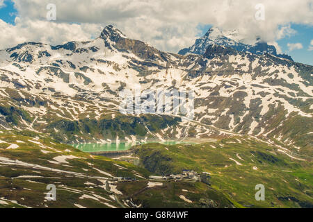 Paysage à pied de ville Breuil-Cervinia au pied de la montagne Matterhorn Cervino (aka), de la vallée d'aoste, Italie. Banque D'Images