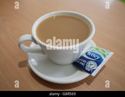 Stock de prestations de santé pour le thé. Une tasse de thé est faite dans un café de Londres. Banque D'Images