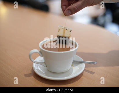 Une tasse de thé dans un café de Londres. Banque D'Images