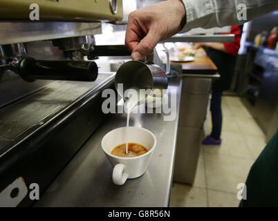 Une tasse de thé est faite dans un café de Londres. Banque D'Images