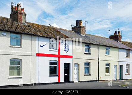 Maison mitoyenne à Fleetwood, Lancashire, peint pour ressembler au pavillon de St George, à l'appui de l'équipe anglaise de football, UK Banque D'Images