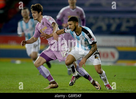 Huddersfield Town v Reading - championnat de pari de ciel - Stade John Smith.Le Reading's Lucas Piazzon reste près de Nahki Wells, dans la ville de Huddersfield Banque D'Images