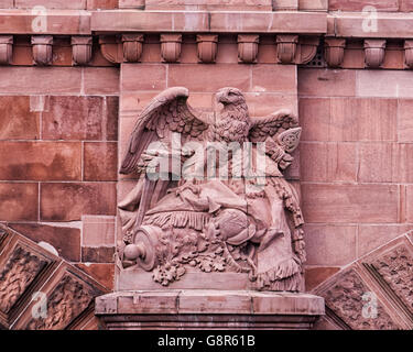 Berlin Mitte, Moltke bridge detail, bas-relief, sculpture en pierre blanche avec casque et feuilles de chêne Banque D'Images