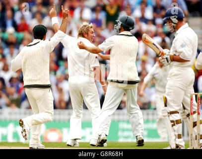 Shane Warne en Australie célèbre le cricket d'Andrew Strauss en Angleterre lors du quatrième jour du cinquième match du npower Test au Brit Oval, à Londres, le dimanche 11 septembre 2005.APPUYEZ SUR ASSOCIATION photo.Le crédit photo devrait se lire: Chris Young/PA. Banque D'Images