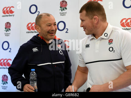 Le capitaine d'Angleterre Dylan Hartley (à droite) et l'entraîneur-chef Eddie Jones lors d'une conférence de presse au parc Pennyhill, Bagshot.APPUYEZ SUR ASSOCIATION photo.Date de la photo: Jeudi 10 mars 2016.Voir l'histoire de PA RUGBYU England.Le crédit photo devrait se lire comme suit : Andrew Matthews/PA Wire. Banque D'Images