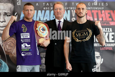 Terry Flanagan (à gauche) et Derry Mathews tête à tête avec le promoteur Frank Warren (au centre) lors d'une séance photo au Radisson Blu Hotel, Liverpool. Banque D'Images