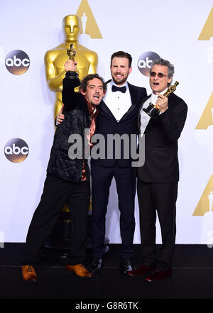 Chris Evans (au centre) présente Mark Mangini (à droite) et David White (à gauche) avec les Academy Awards for Best Sound Editing dans la salle de presse des 88e Academy Awards qui se sont tenus au Dolby Theatre à Hollywood, Los Angeles, CA, États-Unis, le 28 février 2016. Banque D'Images