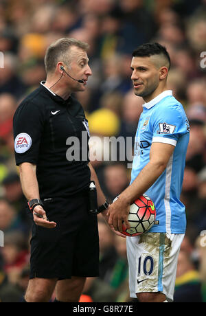 L'arbitre Jonathan Moss (à gauche) parle avec Sergio Aguero de Manchester City Banque D'Images