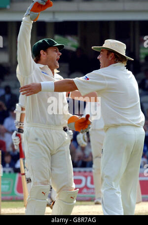 Adam Gilchrist (L) d'Australie célèbre avec Shane Warne après avoir pris le cricket du capitaine d'Angleterre Michael Vaughan pour 45 courses pendant la dernière journée du cinquième match de npower Test au Brit Oval, Londres, le lundi 12 septembre 2005. APPUYEZ SUR ASSOCIATION photo. Le crédit photo devrait se lire : Sean Dempsey/PA. Banque D'Images