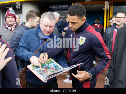 Huddersfield Town v Burnley - championnat Sky Bet - Stade John Smith.Andre Gray de Burnley signe des autographes avant le match du championnat Sky Bet au stade John Smith, Huddersfield. Banque D'Images