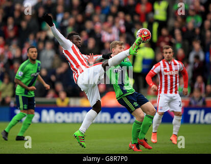 Mame Biram Diouf (à gauche) de Stoke City et Matt Targett de Southampton se battent pour le ballon lors du match de la Barclays Premier League au Britannia Stadium, Stoke-on-Trent. Banque D'Images